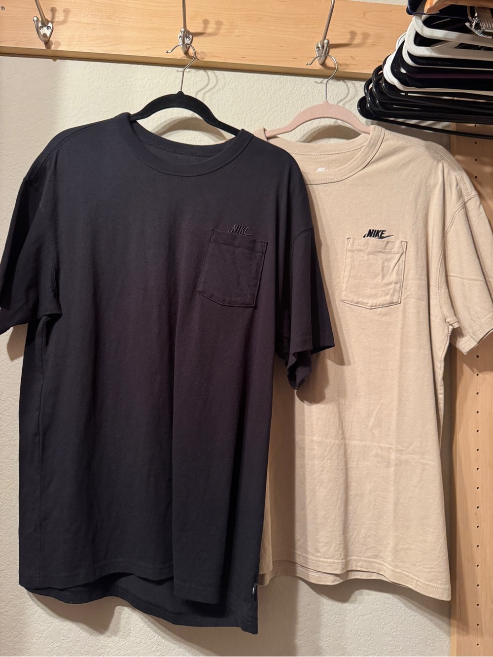 Nike Men’s Casual Pocket T-Shirts - Pack of 2 - Black and Tan - Loose Fit, Large